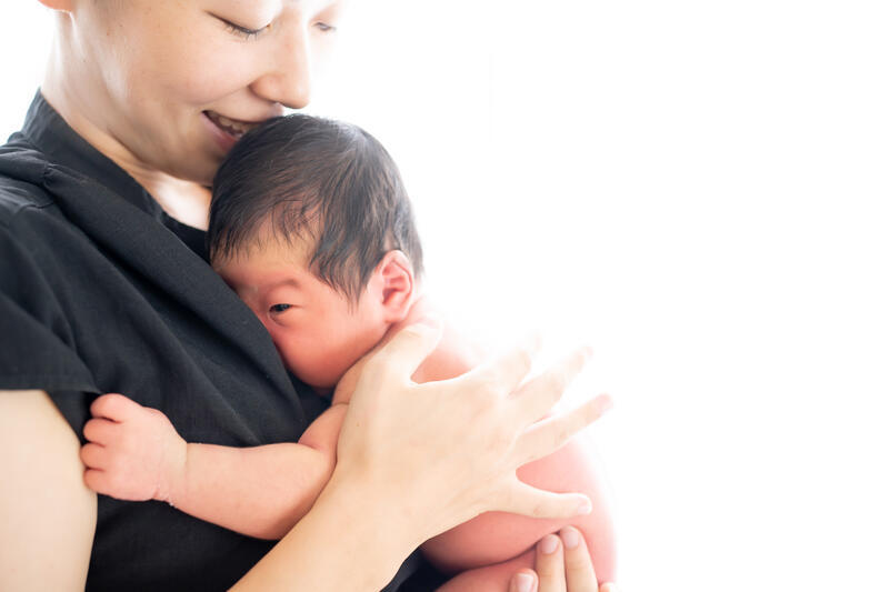 うとうとする新生児